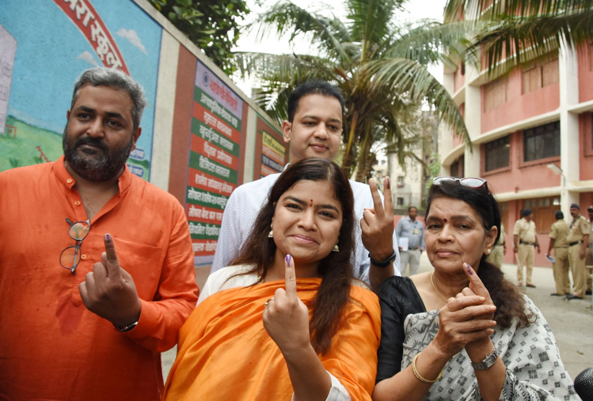 LS Candidate Poonam Mahajan Cast Vote at Worli.