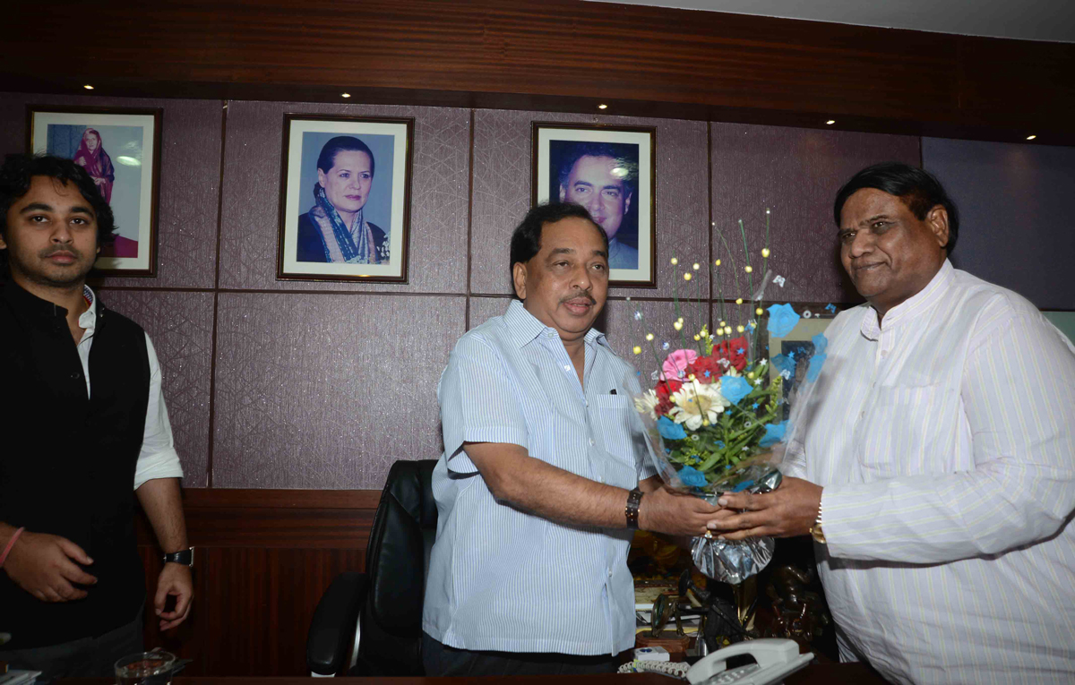 MINISTER NARAYANRAO RANE & NEWLY APPOINTED MRCC PRESIDENT JANARDAN CHANDURKAR AT NYANESHWARI.