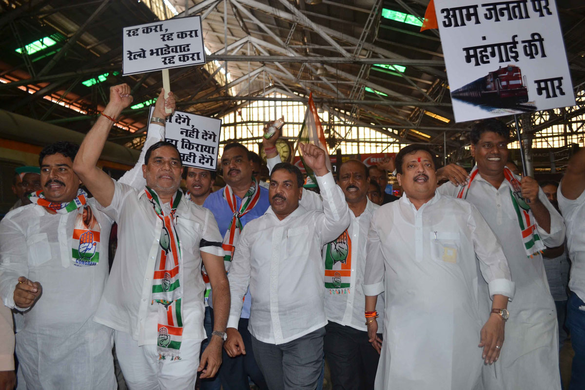 Congress Party MPCC & MRCC President's Manikrao Thakare & Prof. Janardan Chandurkar Travelled by Local Train Without Ticket from CST Mumbai to Thane with thousands of party workers to Protest Against Railway Fare Hike.