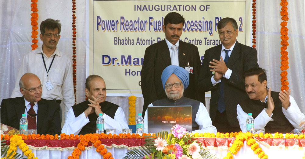 PRIME MINISTER OF INDIA DR.MANMOHAN SINGH,GOVERNOR K.SHANKAR NARAYANAN &CHIEF MINISTER PRITHVIRAJ CHAVAN AT  TARAPUR MAHARASHTRA.