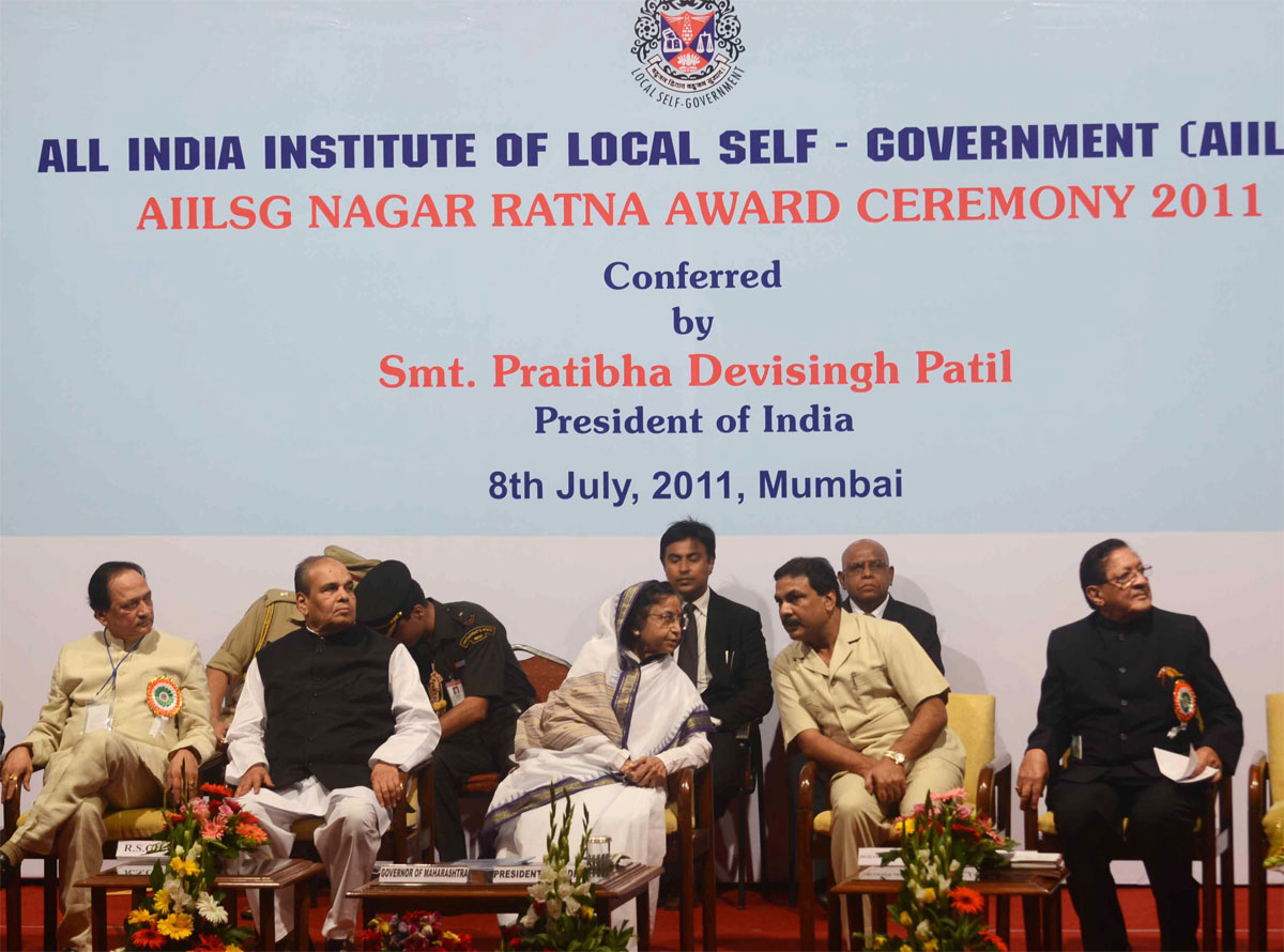 PRESIDENT OF INDIA MAHAMAI PRATIBHATAI DEVISINGH PATIL CONFERED AIILGS AWARDS CEREMONY 2011 AT Y.B.CHAVAN AUDITORIUM.