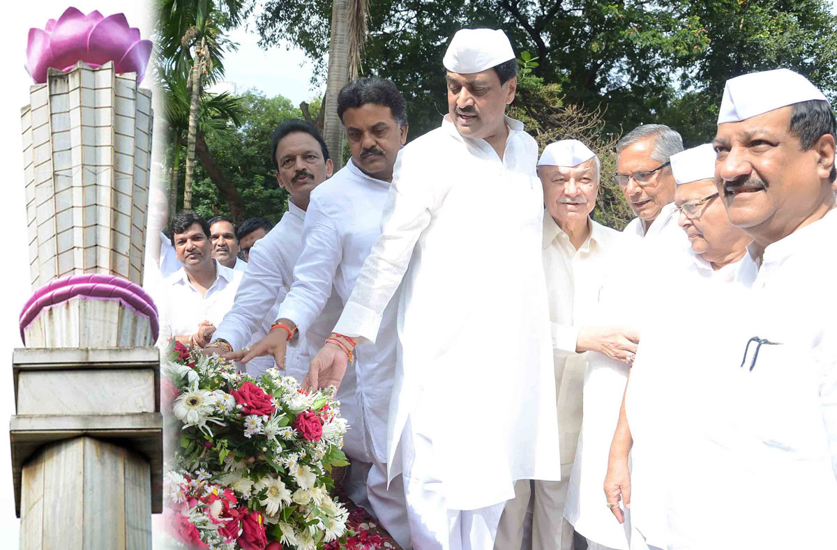 All Party Leader's Homage to Krantiveer's on Occasion of Kranti Din at August Kranti Maidan Gawalia Tank.