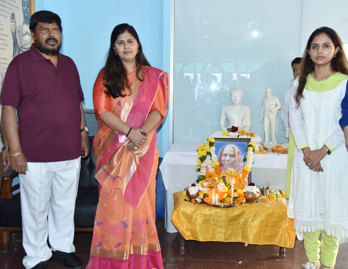 Ministers,MP's & MLA's Meeting with RPI Leader & MOS Ramdas Athawale for Condolence at Savidhan Bunglow Bandra.