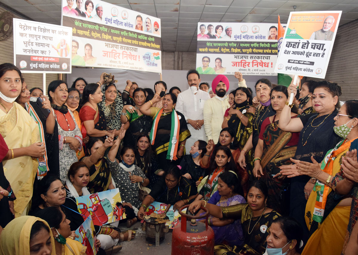 MRCC President Bhai Jagtap & working President Charansingh Sapra with Mahila Congress Team Protest Agitation against BJP Sarkar.