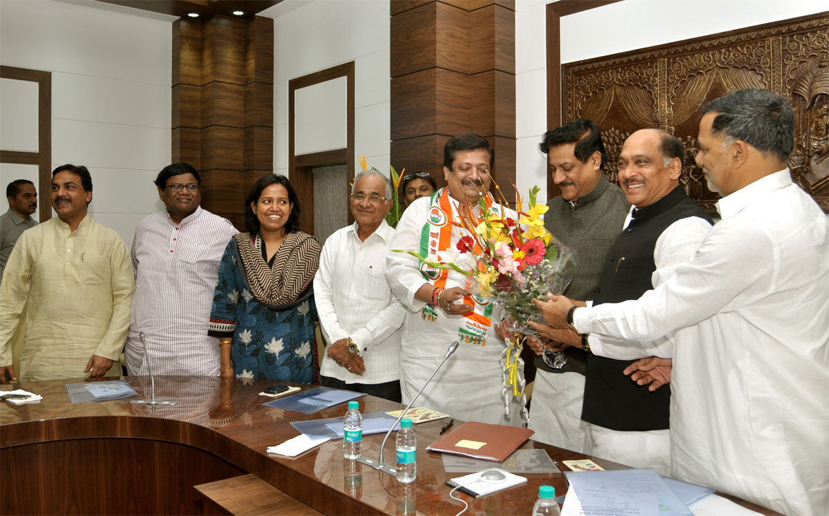 CHIEF MINISTER PRITHVIRAJ CHAVAN WELOMING BJP LEADER PRAVIN CHHEDA IN CONGRESS PARTY.