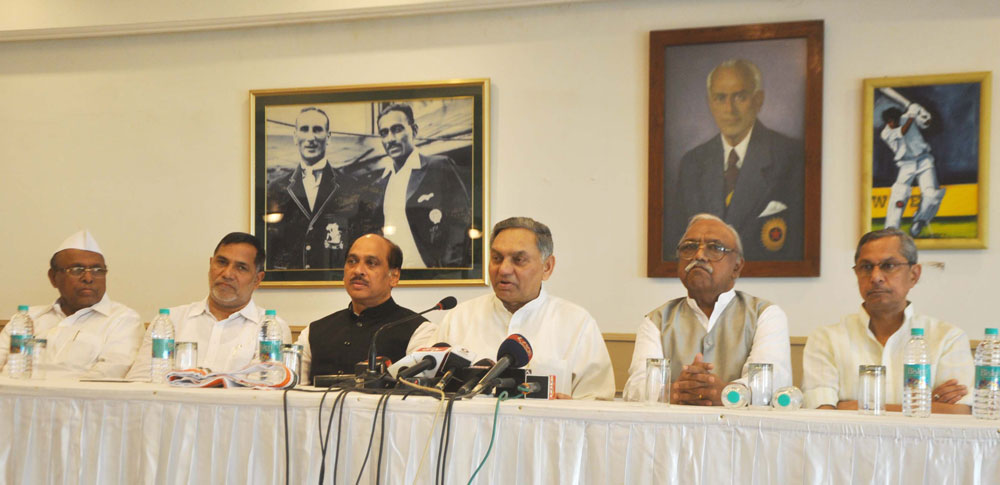 PRESS CONFERENCE AT CRICKET CLUB IN PRESENCE  CONGRESS GEN.SECRETORY JANARDHAN DWIVEDI,MAHARASHTRA PRADESH CONGRESS PRESIDENT MANIKRAO THAKRE,MUMBAI PRADESH CONGRESS PRESIDENT KRIPASHANKAR SINGH.