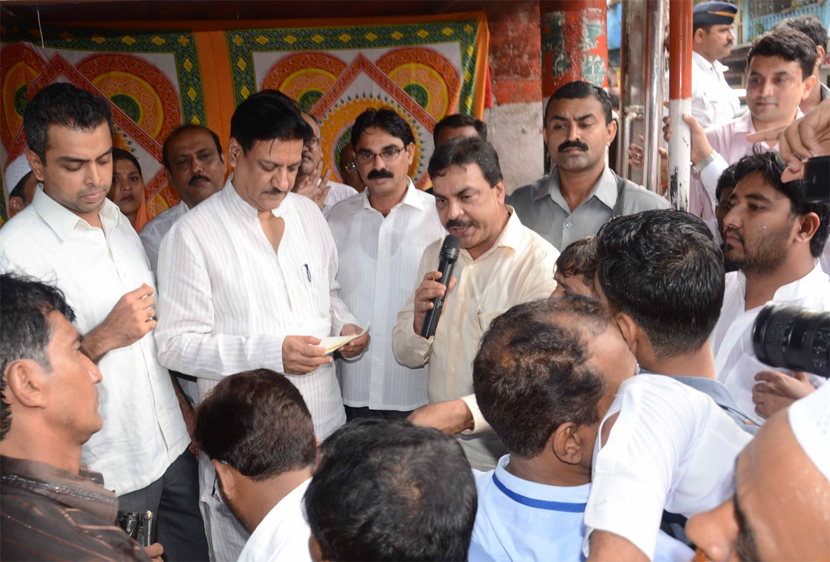 AT SEWREE A WALL OF GODOWN COLLAPSED DUE TO WHICH FIVE CHILDREN'S HAVE LOST THEIR LIVES TODAY CHIEF MINISTER PRITHVIRAJ CHAVAN & UNION STATE MINISTER MILIND DEORA VISITED THE SPOT AND DISTRIBUTED CHEQUE TO HELP THE FAMILIES OF THE DEATH CHILDREN' S.