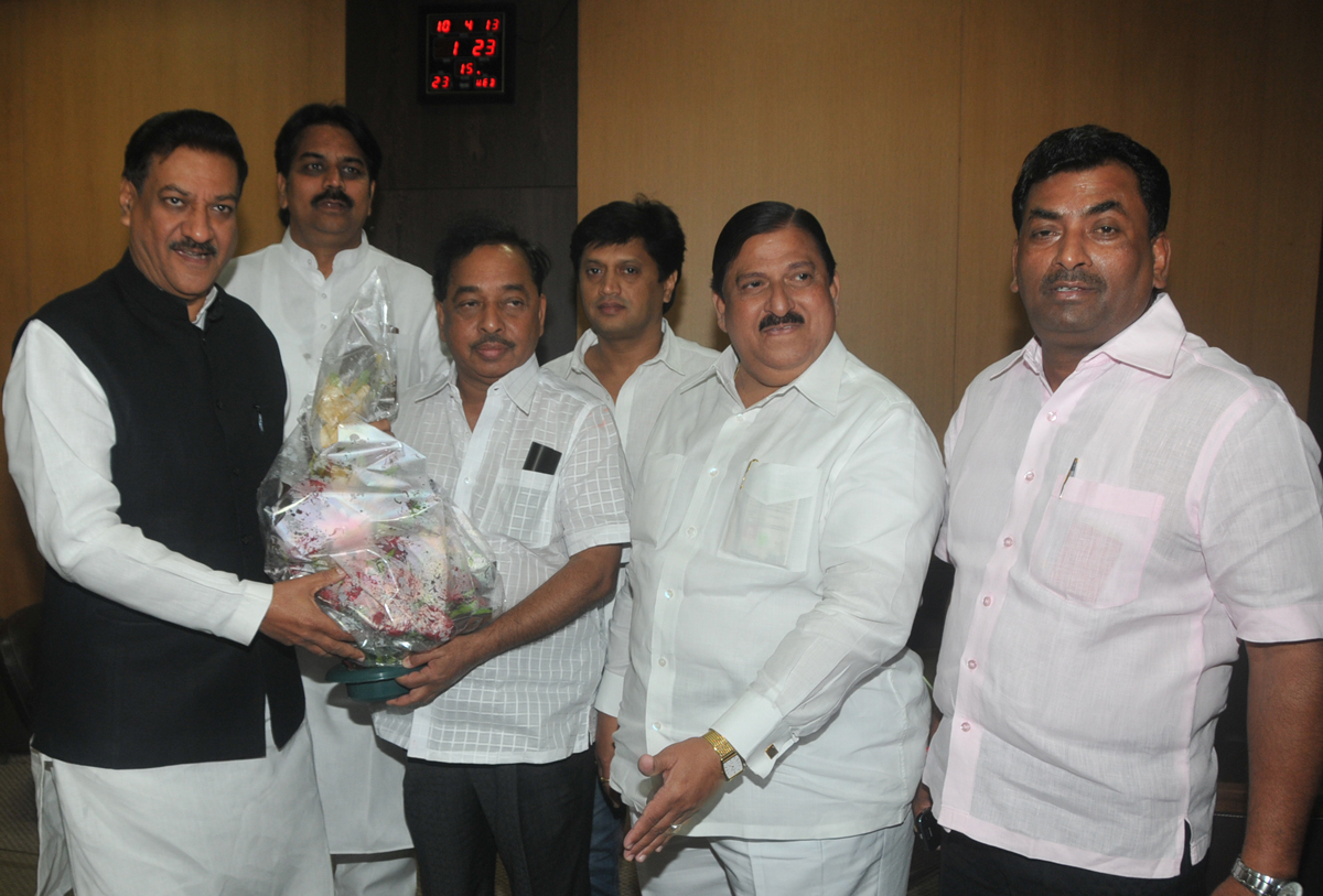 CHIEF MINISTER PRITHVIRAJ CHAVAN GAVE BITHDAY WISHES TO MINISTER NARAYANRAO RANE AT VIDHAN BHAVAN.