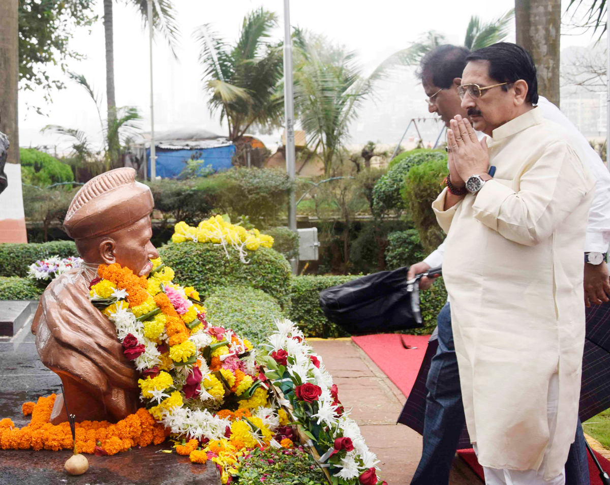 BJP MLA Raj k.Purohit  Paying Tribute to Lokmanya Tilak at Girgaon Chowpatty on his Death Anniversary.