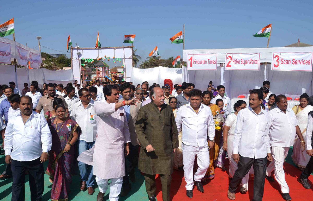MP. & EX.UNION MINISTER GURUDAS KAMAT IN JOB FAIR AT DINDOSHI.