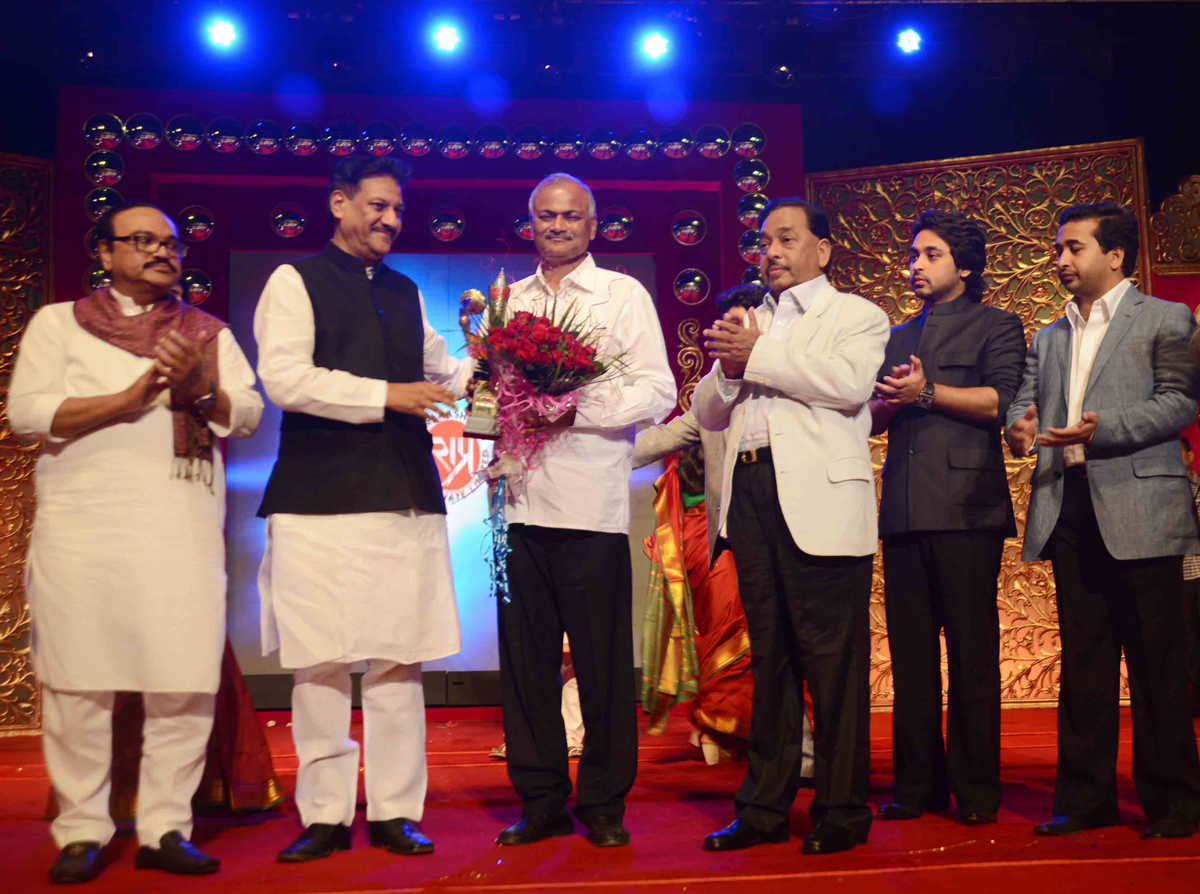 DR.TATYABA LAHANE FELICITATED BY CHIEF MINISTER PRITHVIRAJ CHAVAN AT RAVINDRA NATYA MANDIR.