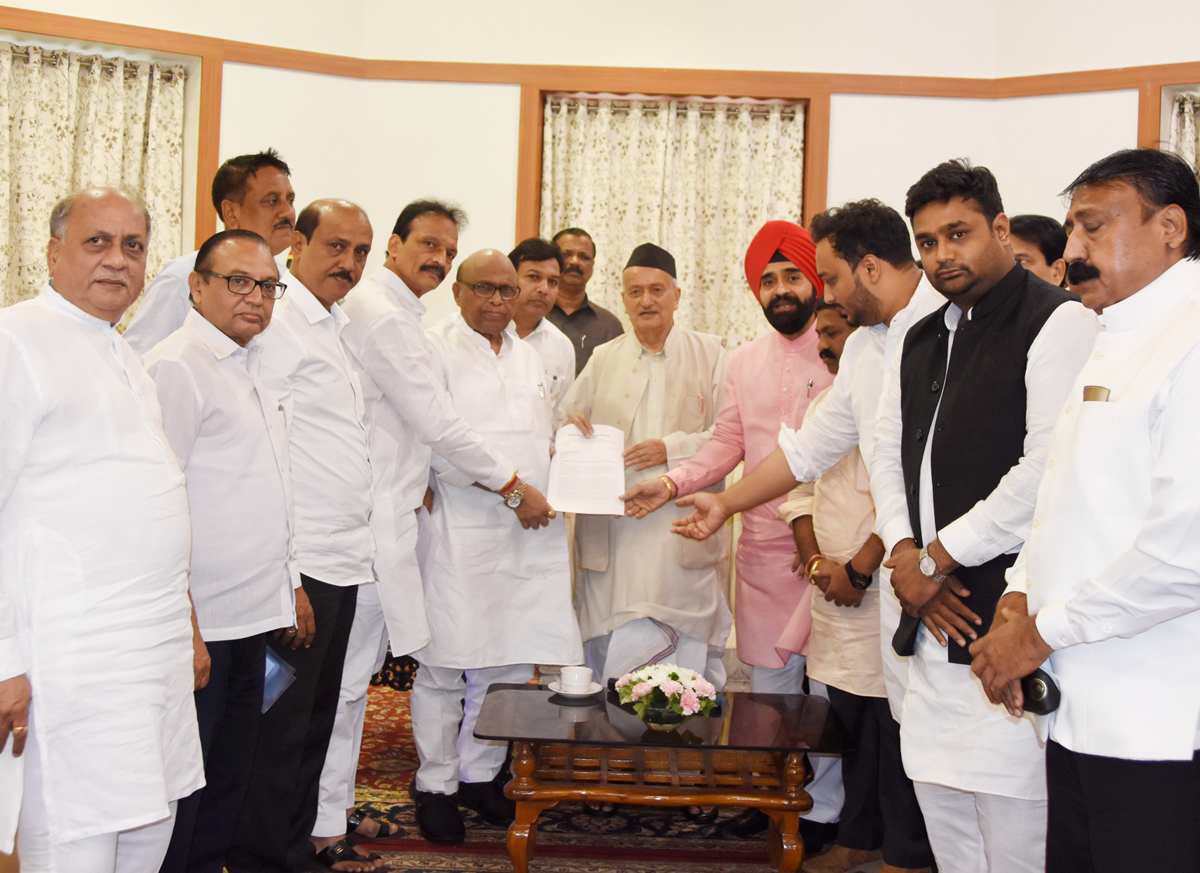 Mumbai Congress President Eknathrao Gaikwad with MRCC Team Meets Governor of Maharashtra at Raj Bhavan on PMC Bank Issue .