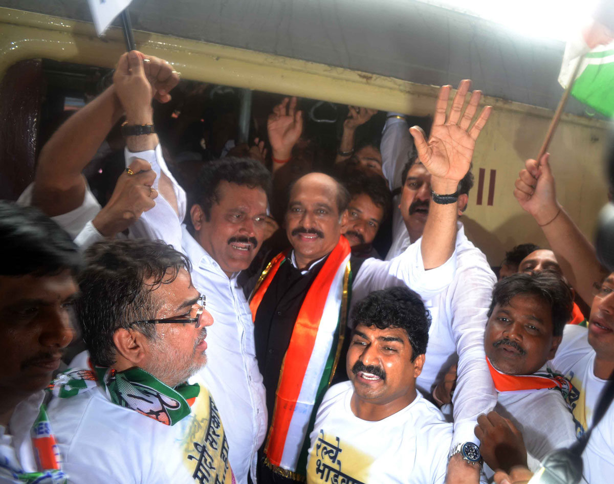 Congress Party MPCC & MRCC President's Manikrao Thakare & Prof. Janardan Chandurkar Travelled by Local Train Without Ticket from CST Mumbai to Thane with thousands of party workers to Protest Against Railway Fare Hike.