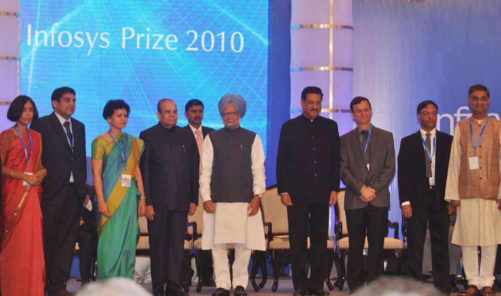 PRIME MINISTER OF INDIA DR.MANMOHAN SINGH,GOVERNOR K.SHANKAR NARAYANAN &CHIEF MINISTER PRITHVIRAJ CHAVAN IN INFOSYS PRIZE 2010 AT HOTEL TAJ PALACE MUMBAI .