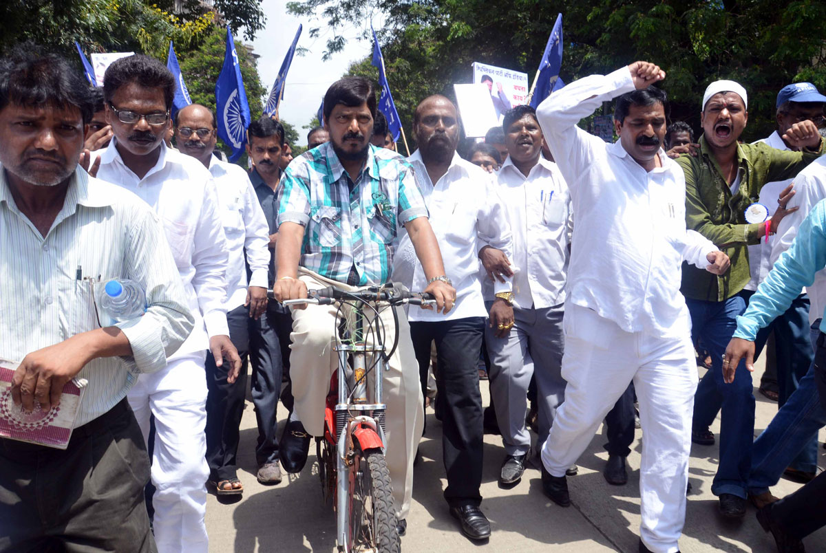 RPI PRESIDENT RAMDAS ATHAWALE PROTEST AGAINST DIESEL PRICE AT BANDRA.