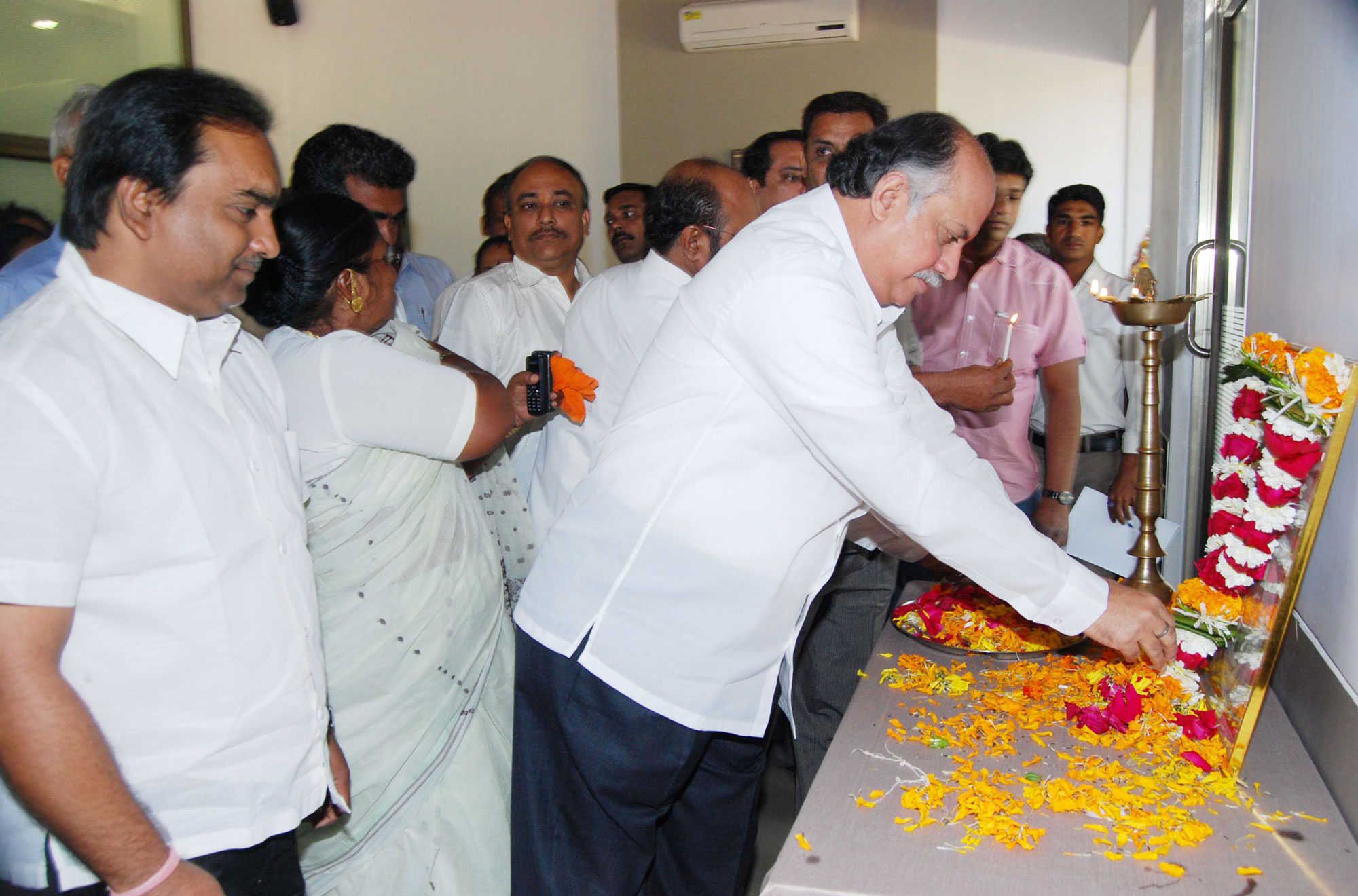 UNION MINISTER GURUDAS KAMAT PAYING TRIBUTE TO FATHER OF NATION MAHATMA GANDHI ON HIS DEATH ANNIVERSARY.