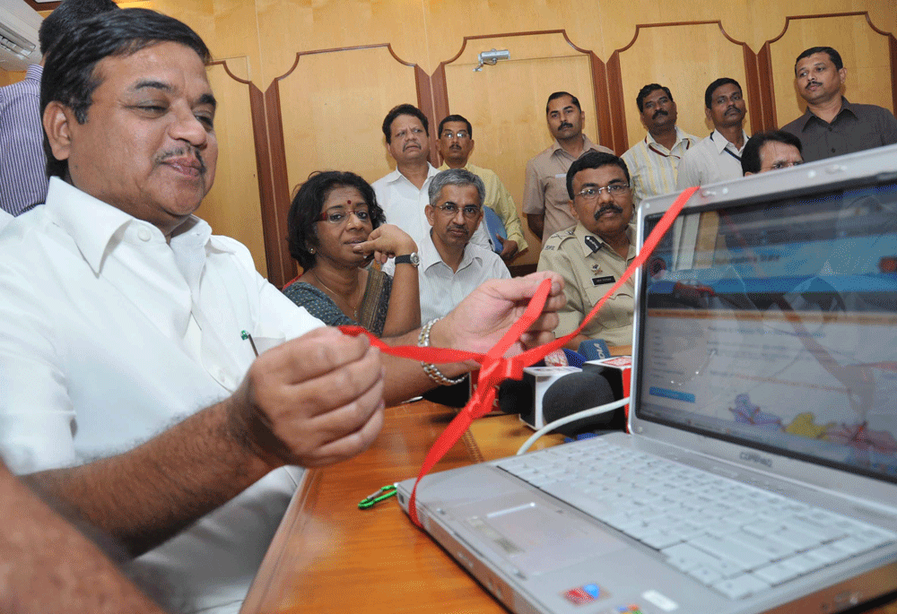 Home Minister R R Patil Inaugurating Website Of Highway Traffic Police In Mumbai.
