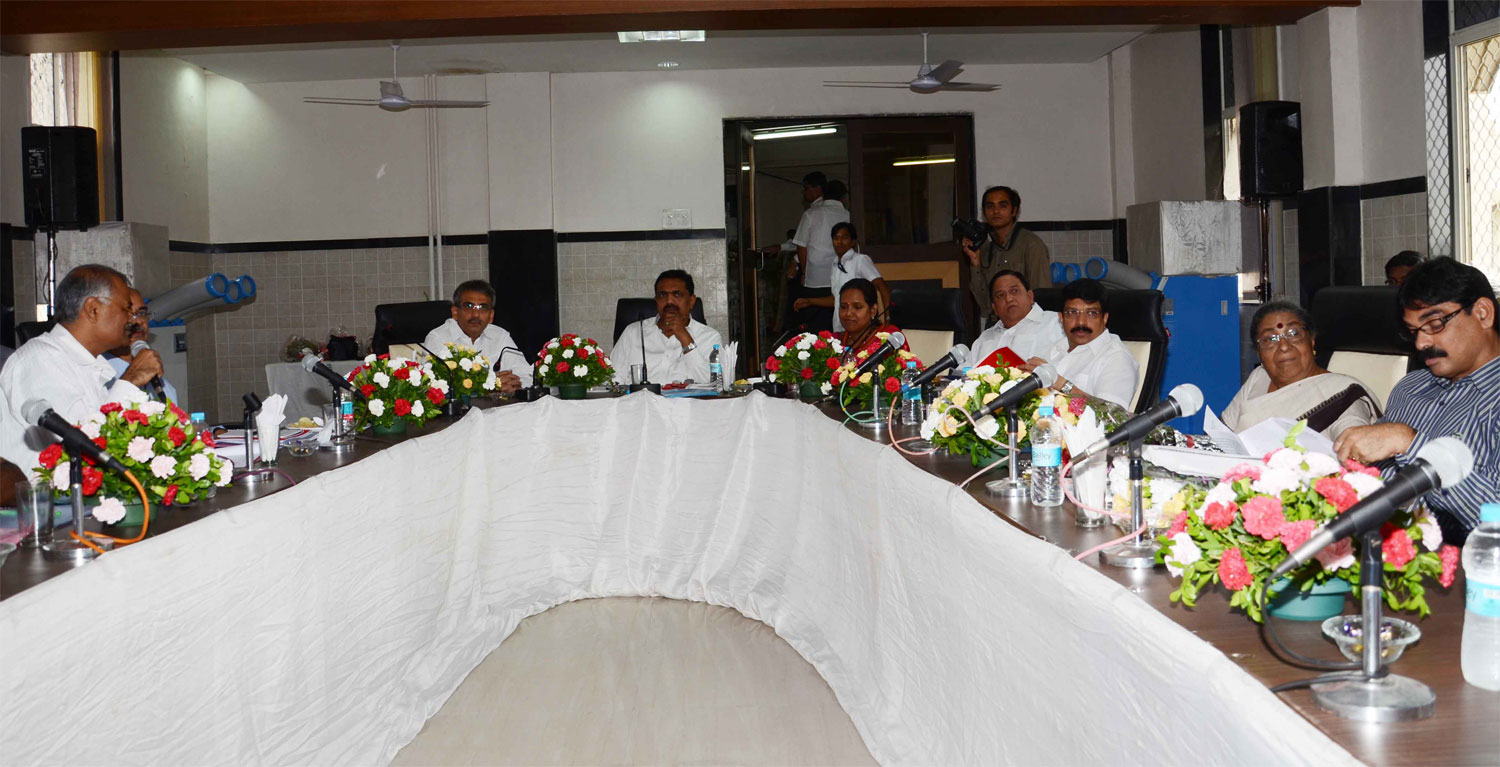 MINISTER JAYANT PATIL, MINISTER VARSHA GAIKWAD & ALL PARTY MLA MEETING  AT J J HOSPITAL.