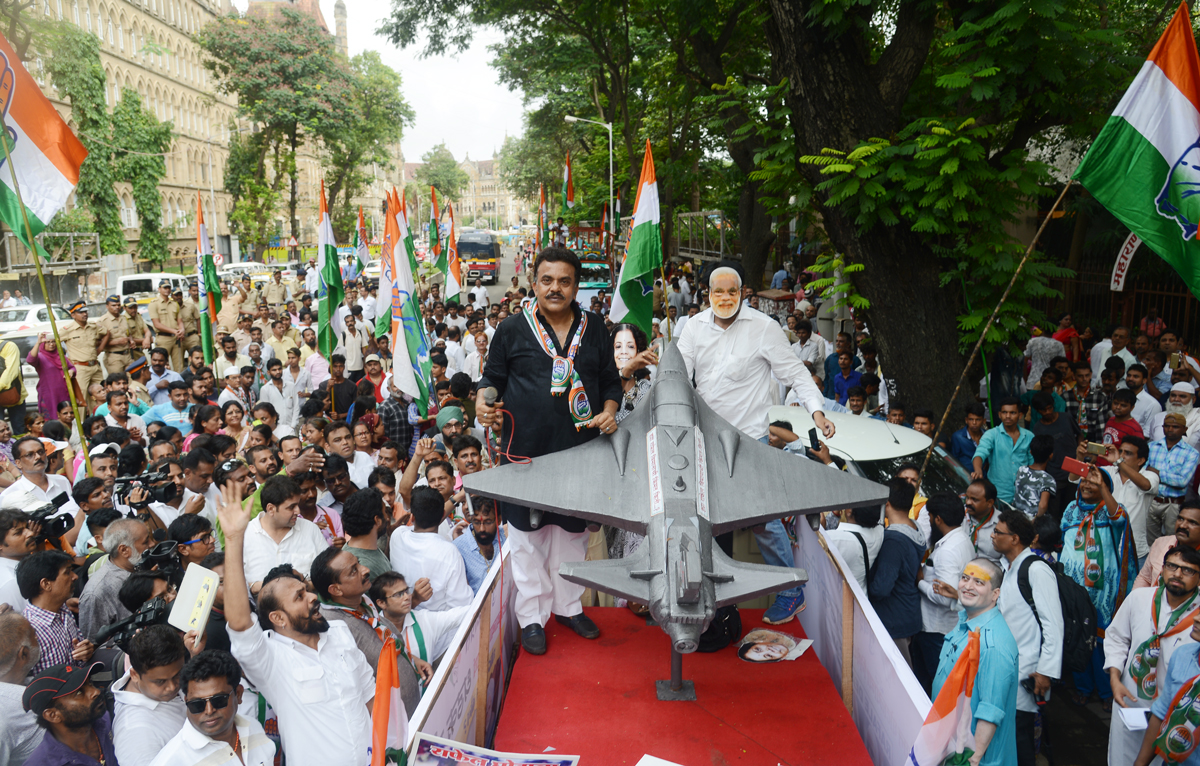 Mumbai Congress Presudent Sanjay Nirupam during Protest at CST.