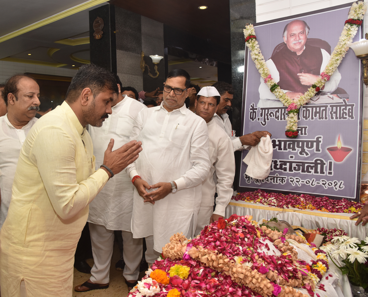 All Party Leaders & Karyakartas paid their last Respect to Veteran Congress Leader Shri Gurudas Kamat at his residence.the Body Ceremated with full State Honour at Charai Cemetary at Chembur.