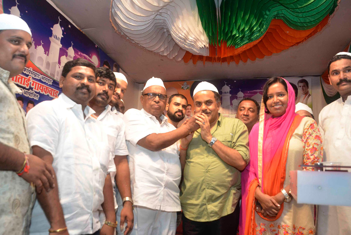 Mumbai Congress President Sanjay Nirupam attended Ramzan Roza Iftaar Party at Dharavi.