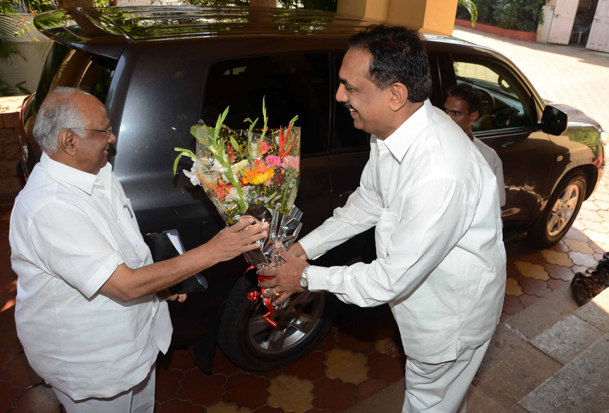 NCP.LEADERS MEETS AT RESIDENCE OF GUARDIAN MIN.JAYANTRAO PATIL AT MAHALAKSHMI.