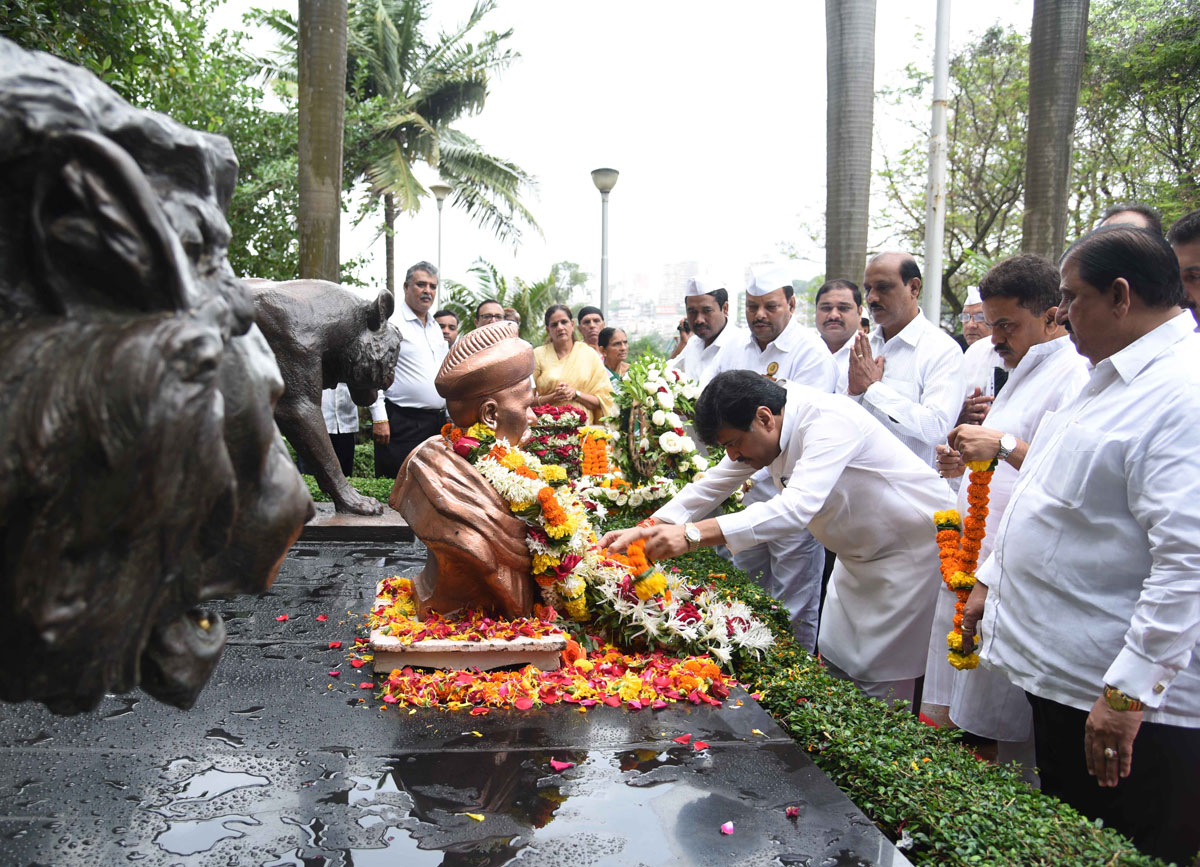 MPCC President Ashokrao Chavan & MRCC President Sanjay Nirupam Pay Tribute to Lokmanya Tilak on his Death Anniversary at Girgaon Chowpatty.