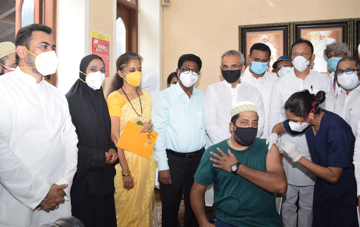 MP Supriyatai Sule ,MP Arvind Sawant & MRCC President & MLA Bhai Jagtap during Covid-19 Vaccination Center inauguration near Minnara Masjid Mohd.Ali Road.