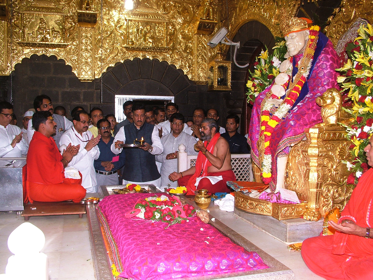 ON OCCASION OF GUDI PADAVA MARATHI NEW YEAR FESTIVAL CHIEF MINISTER PRITHVIRAJ CHAVAN TOOK BLESSING OF SHIRDII " SHREE SAIBABA".