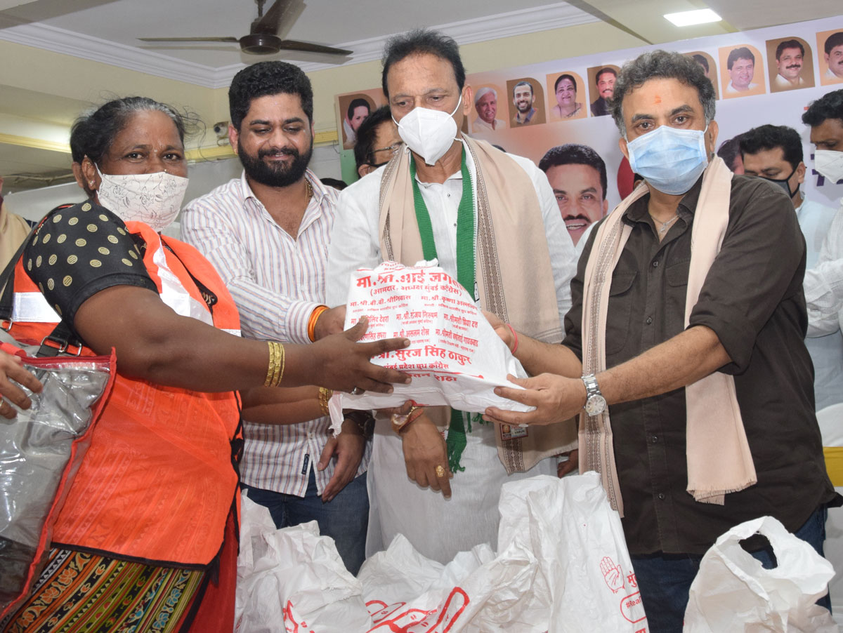 MRCC President Bhai Jagtap & Ex.MP Sanjay Nirupam during Real TOOLKIT Distribution to BMC workers.