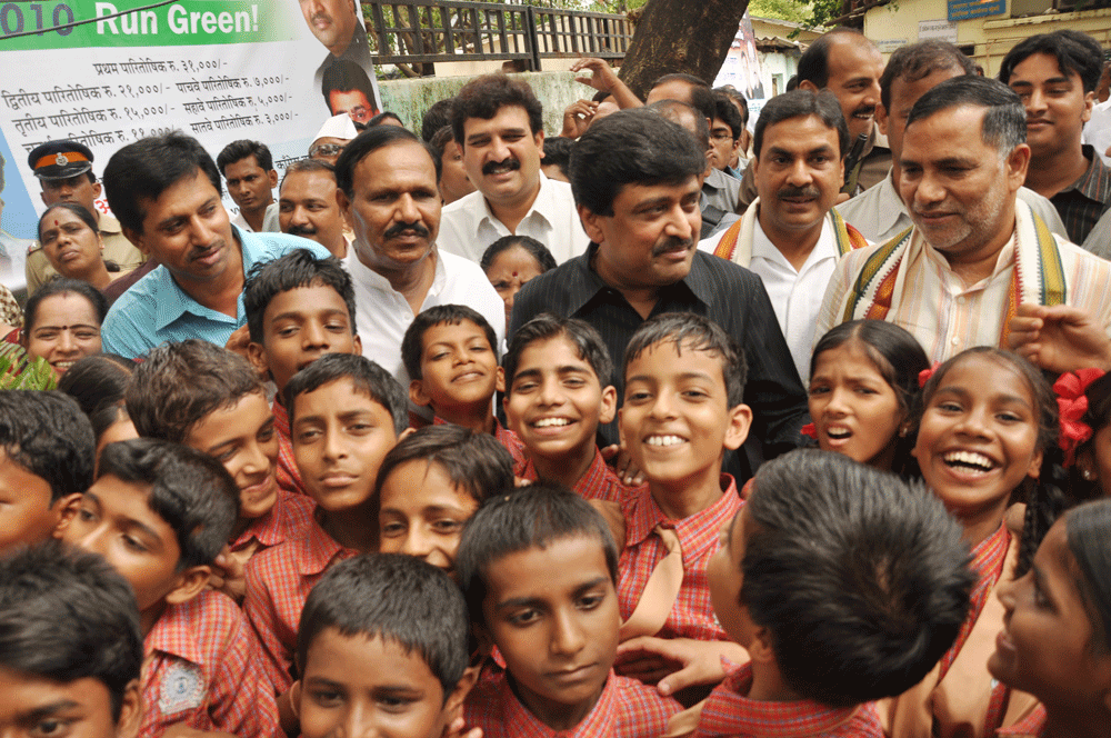 Chief Minister Ashok Chavan,Mumbai Congress President Kripa  Shankar Singh & Min.Nasim Khan Of School Children.