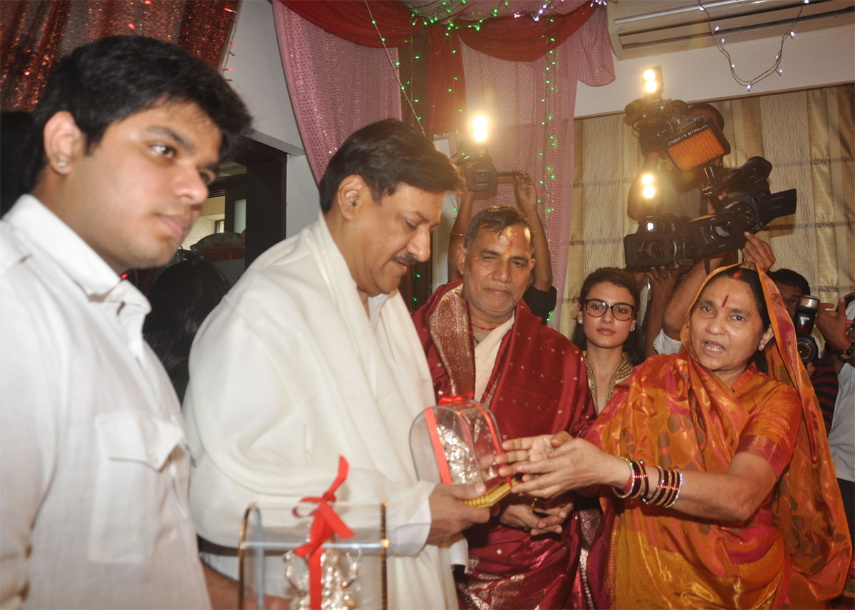CHIEF MINISTER PRITHVIRAJ CHAVAN VISITED MUMBAI CONGRESS PRESIDENT & MLA KRIPA SHANKAR SINGH RESIDENCE AT BANDRA ON GANAPATI FESTIVAL