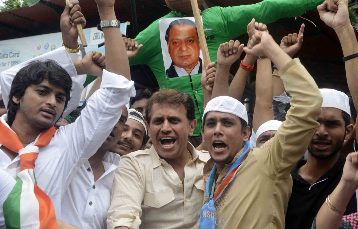 GOREGAON ASSEMBLY CONGRESS PROTEST AGAINST PAKISTAN BY LEAD OF YOUTH LEADER SAMEER DESAI AT GOREGAON MTNL JUNCTION.