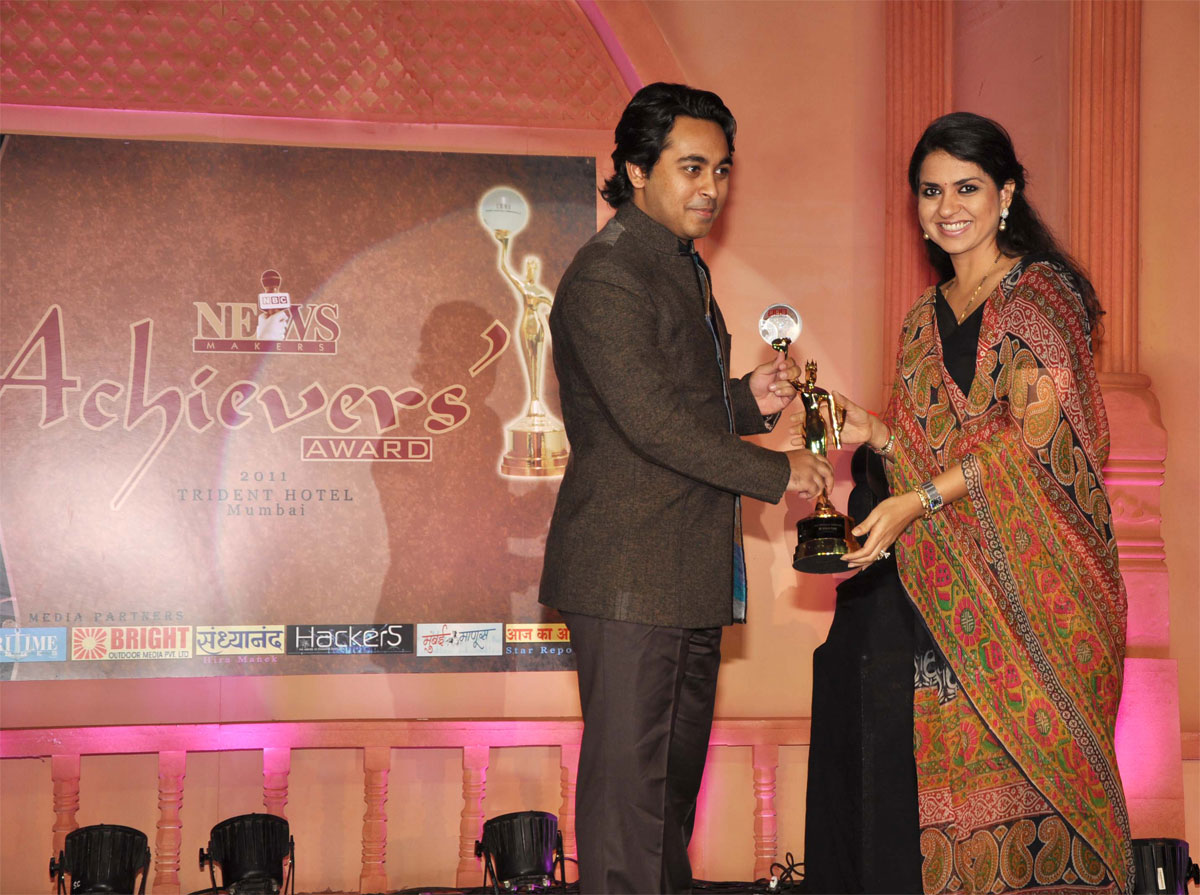 DR.NILESH NARAYAN RANE AWARDED FOR BEST POLITICAL DEBUTANT AT HOTEL TRIDENT ACHIEVERS AWARD-2011 MUMBAI.