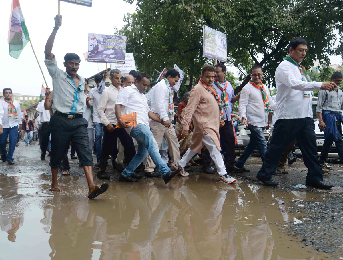 Mumbai Congress President Sanjay Nirupam Protest Padayatra at Kandivali Andheri.
