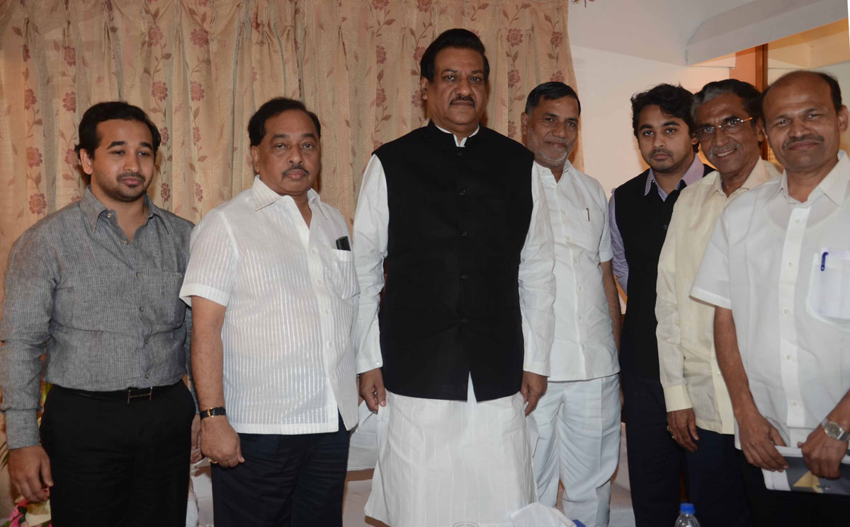 CHIEF MINISTER PRITHVIRAJ CHAVAN,MINISTER NARAYAN RANE,MRCC PRESIDENT KRIPASHNAKR SINGH,SWABHIMAN SANGHATNA PRESIDENT NITESH RANE,M.P.DR.NILESH RANE AT SHANMUKHANAND HALL MATUNGA