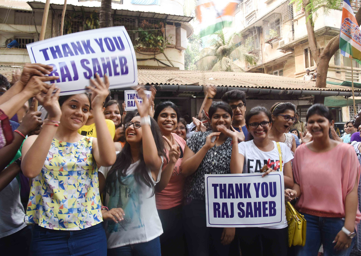 "NEET" Waived for a Year Students & Parents Thanking Raj Thackarey at Krishnakunj.