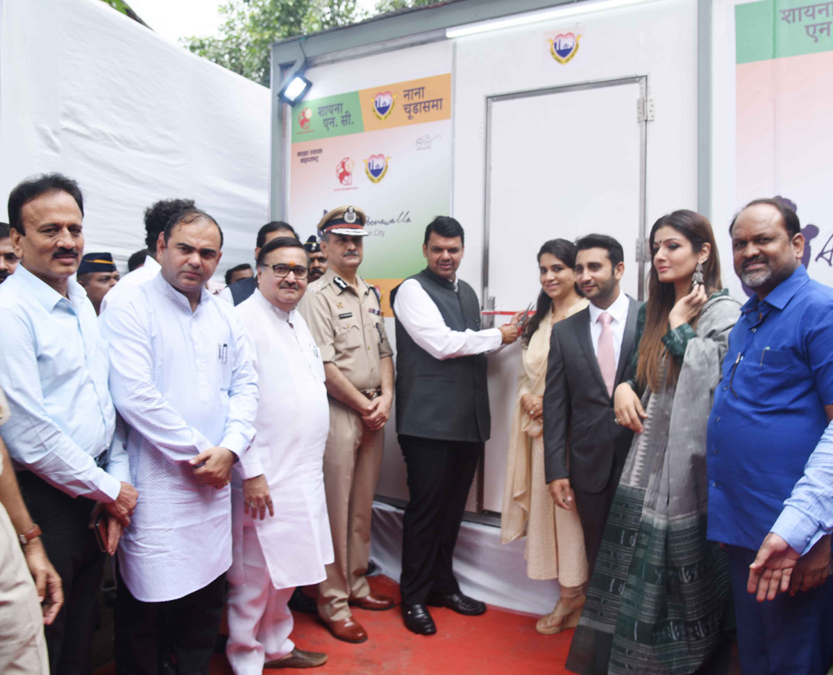 Chief Minister Devendra Fadnavis with team to Swacch Bharat Abhiyaan at CP Office Mumbai.