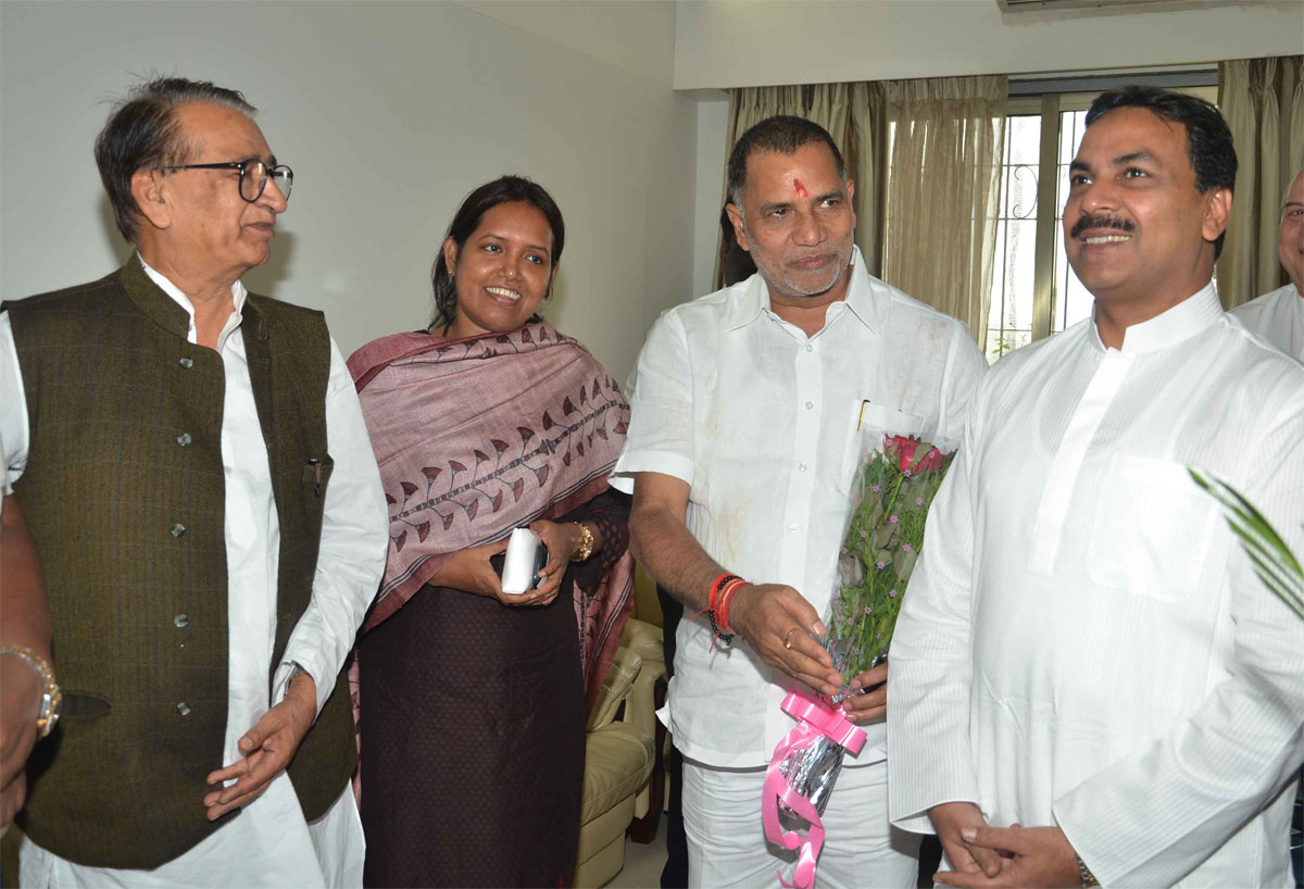 EX.MUMBAI CONGRESS PRESIDENT & MLA. KRIPASHANKAR SINGH & SMT.MALDEVI KRIPASHANKAR SINGH ON THIER BIRTHDAY IN MUMBAI.