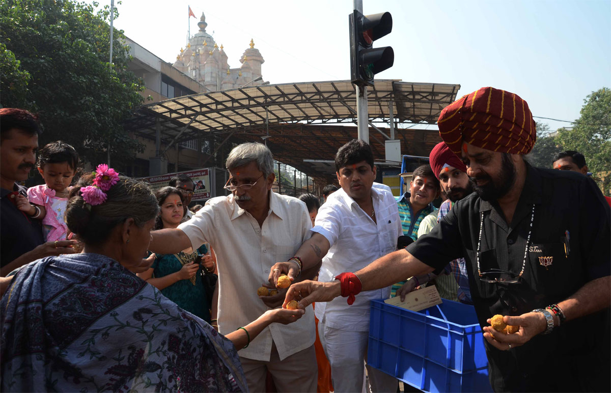 BJP MLA.SARDAR TARA SINGH CELEBRATED EX.PRIME MINISTER & BJP.SENIOR LEADER ATAL BIHARI VAJPAAYEJI BIRTH DAY IN MUMBAI AT SIDDHI VINAYAK TEMPLE.