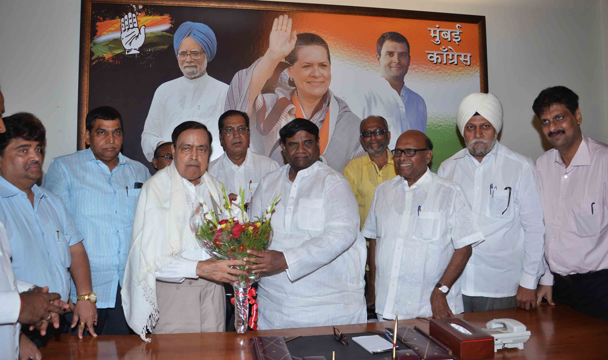 M.P. & EX UNION MINISTER MURLI DEORA VISIT AT MUMBAI CONGRESS RAJIV GANDHI BHAVAN AZAD MAIDAN.