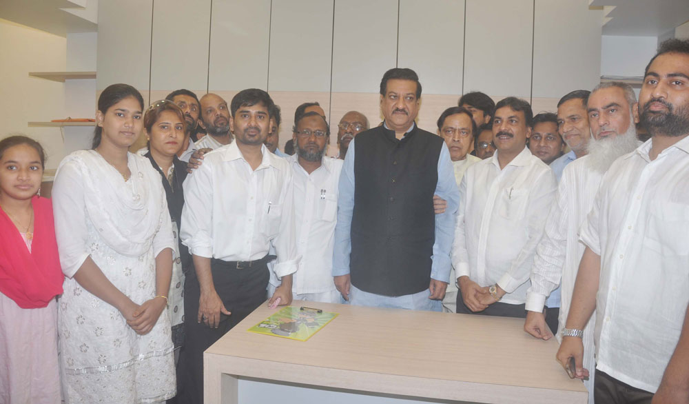 CHIEF MINISTER PRITHVIRAJ CHAVAN & UNION MINISTER MURLI DEORA ON INUAGRATION OF URDU TIMES NEWS PAPER OFFICE AT NAGPADA .