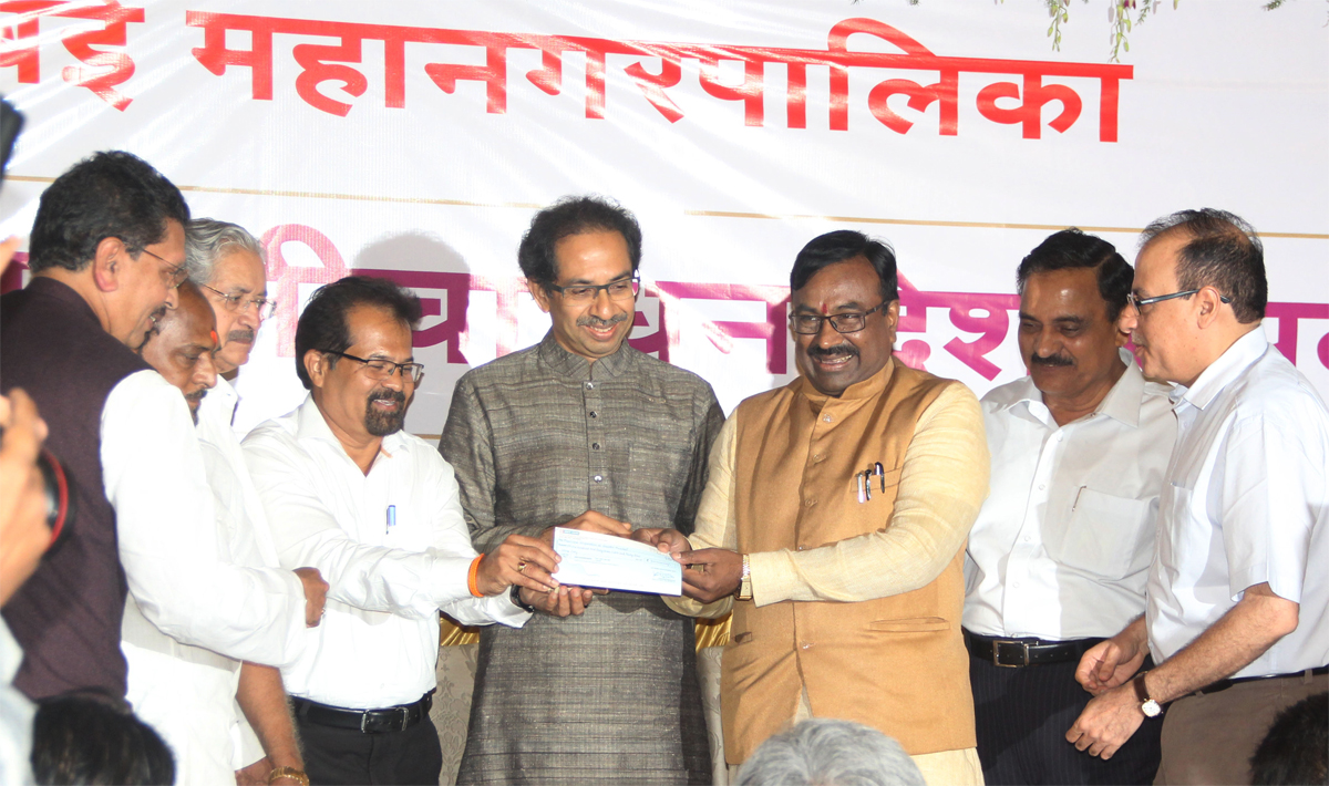 Finance Minister Sudhir Mungantiwar hand over GST Cheque to ShivSena Chief Uddhav Thackarey.