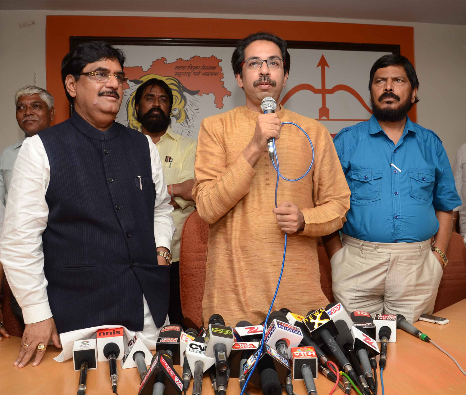 SHIVSENA WORKING PRESIDENT UDHAV THAKRE - RPI PRESIDENT RAMDAS ATHAWLE & BJP LEADER GOPINATH MUNDE ON PRESS CONFERENCE AT SHIVSENA BHAVAN.