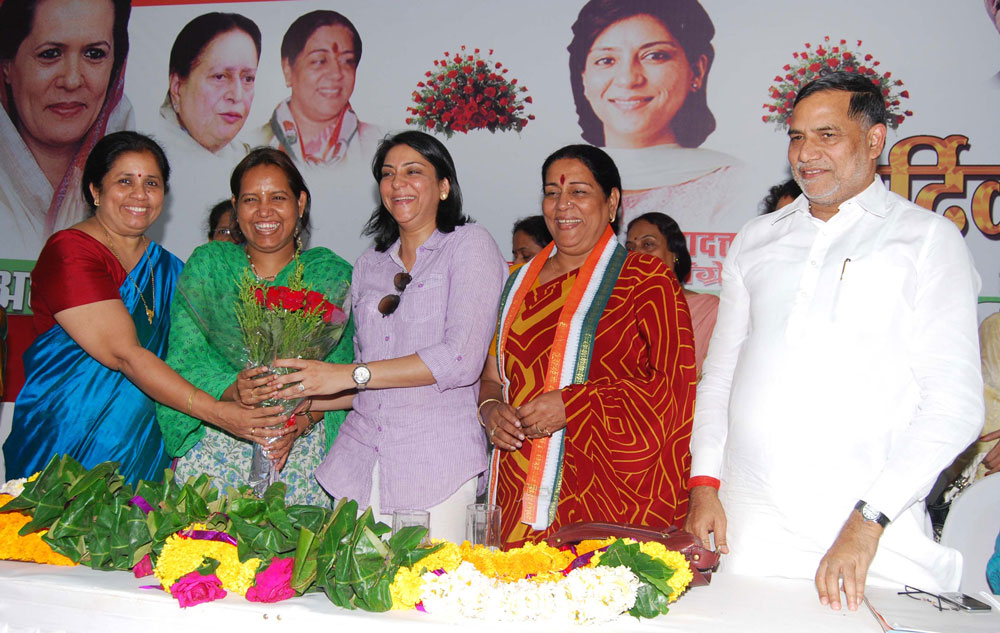 FELICITATION OF AICC MAHILA CONGRESS PRESIDENT DR.PRABHA THAKUR & M.P.PRIYA DUTT ON OCCASION MRCC PRESIDENT KRIPASHANKAR SINGH & MIN.VARSHATAI GAIKWAD AT RAJIV GANDHI BHAVAN.