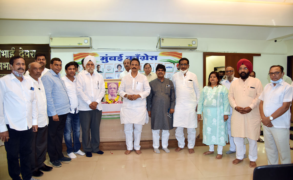 MRCC President Bhai Jagtap with Team Paying Tribute to Former Chief Minister & Mass Leader Vasantdada Patil at Rajiv Gandhi Bhavan CST Mumbai.