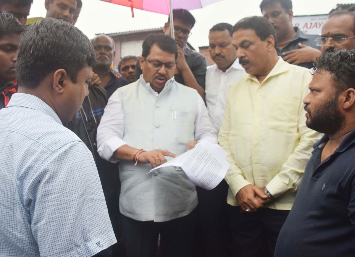 Sancheti Builder and BMC came to its end by demolishing the mass houses in Sakinaka. To condemn the hilarious act and in support of the masses MLA Arif Naseem Khan and CLP leader Vijay Wadettiwar came infornt by visiting the demolished site.