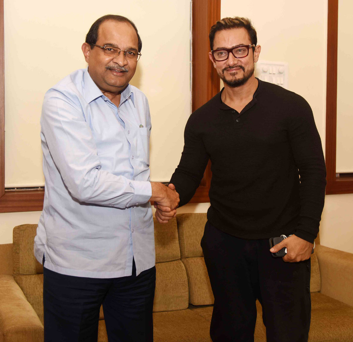 Cine star Mr.Perfectionist Aamir Khan meets Opposition Leader Congress Leader Radhakrishna Vikhe Patil on Project of Water Conservation.