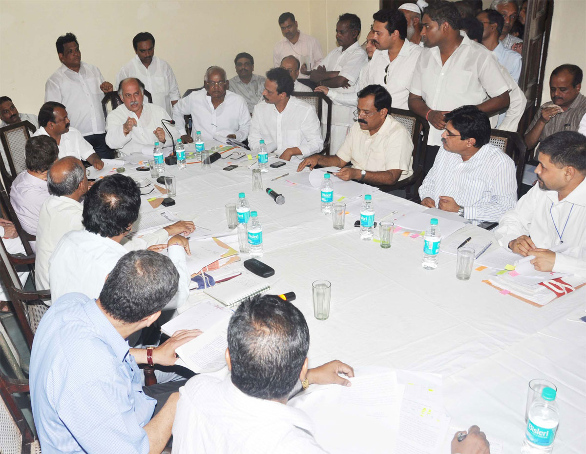 UNION MINSTER FOR STATE SHRI.GURUDAS KAMAT, MINISTER MADHUKAR CHAVAN, MININISTER RAJENDRA GAVIT IN ADIVASHI PADA AAREY COLONY.