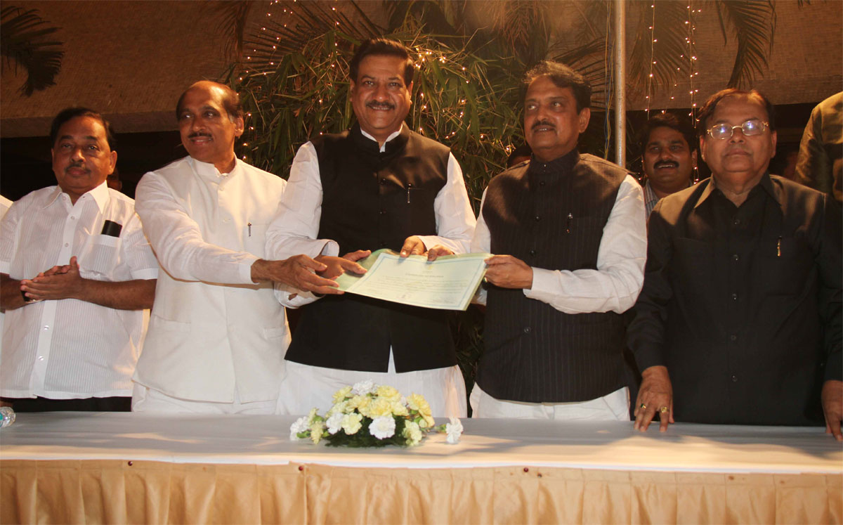 CENTRAL MINISTER VILASRAO DESHMUKH FELICITATED BY CHIEF MINISTER PRITHVIRAJ CHAVAN ON BEING ELECTED ON RAJYA SABHA AT NCPA.